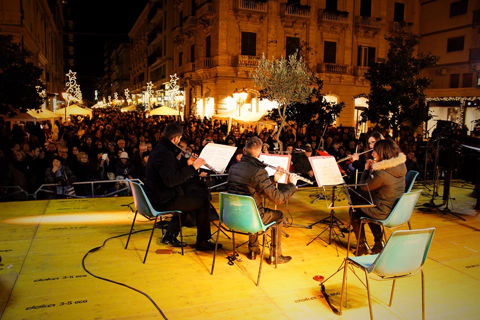 Natale a Taranto con la musica in piazza: foto e video