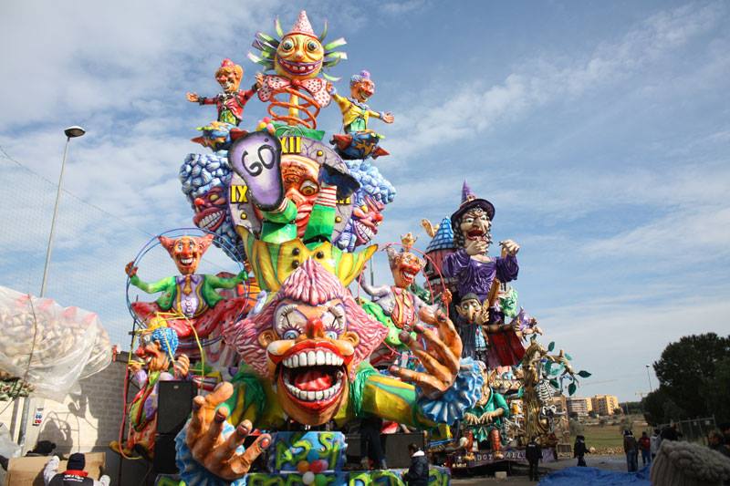 Carnevale di Massafra e sfilata dei carri allegorici: ecco storia, eventi e dove alloggiare