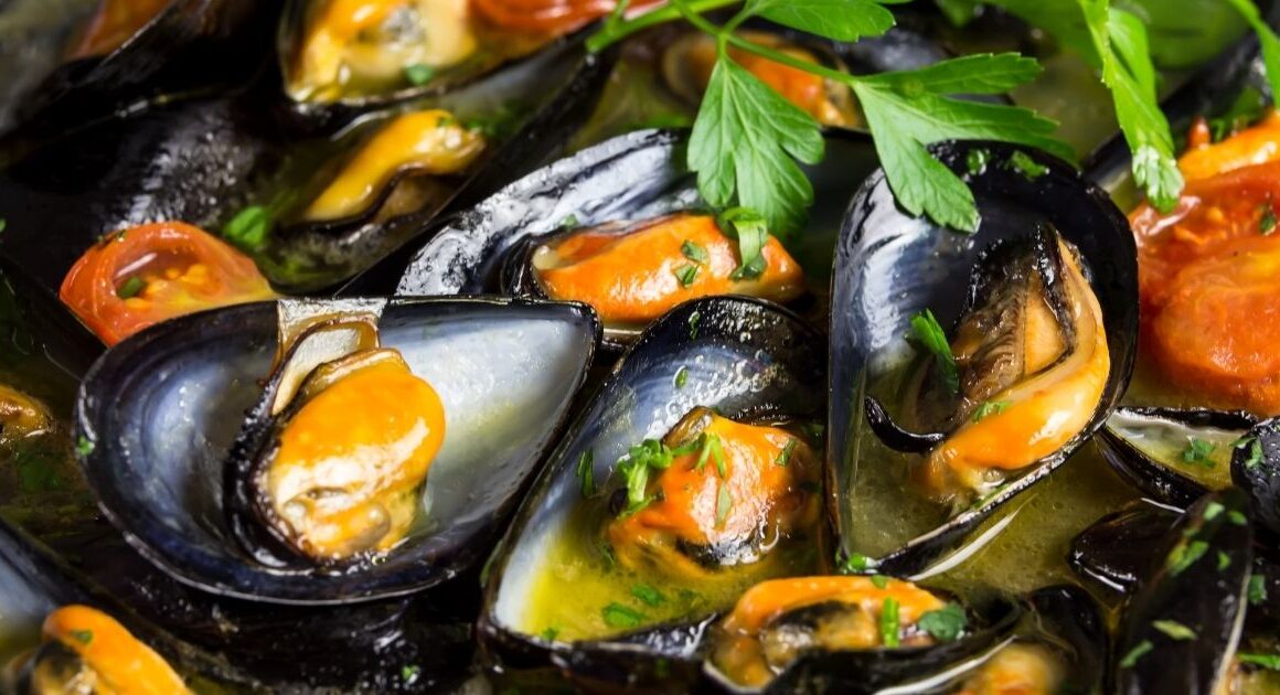 Cozze alla tarantina, il piatto unico pugliese che fa impazzire il mondo