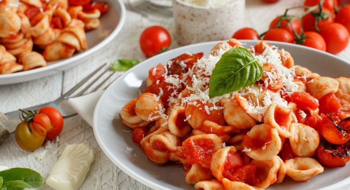Ricetta Orecchiette pomodoro e Cacioricotta, il piatto cremoso di Puglia