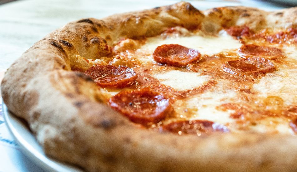 Fantastica iniziativa in una pizzeria tarantina: la famiglia che decide di rinunciare al cellulare per una sera, riceve la pizza gratis