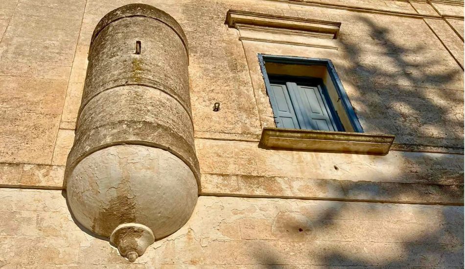 Masseria Feudo di Belvedere risale al lontano 1730. Visitandola,  puoi ammirare decorazioni neoclassiche e portali imponenti 